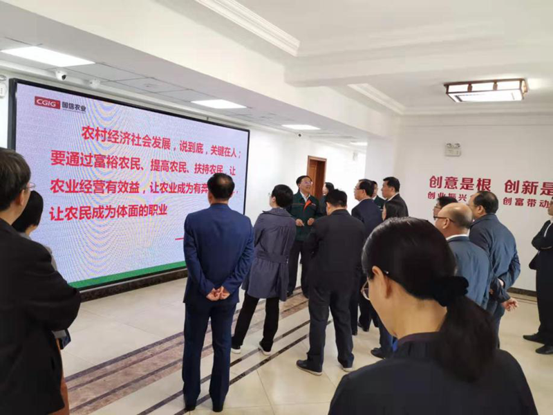 8.农业总公司接待全国人大常委辅导调查.png