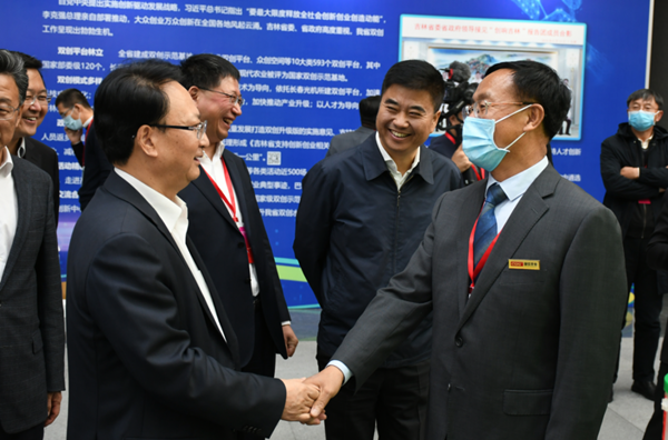 24.省长景俊海与PG电子农业董事长杨柏明亲切握手_副本.png