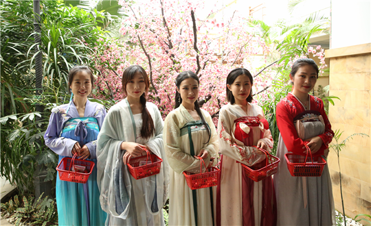 3.酒店员工打扮成“草莓仙子”衬托活动氛围_副本.png