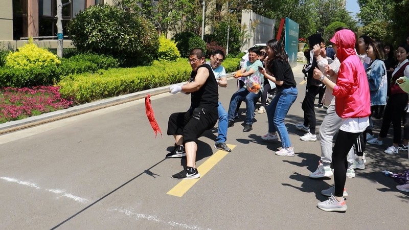 4.拔河角逐中家人们联结拼搏.jpg 4.拔河角逐中家人们联结拼搏.jpg