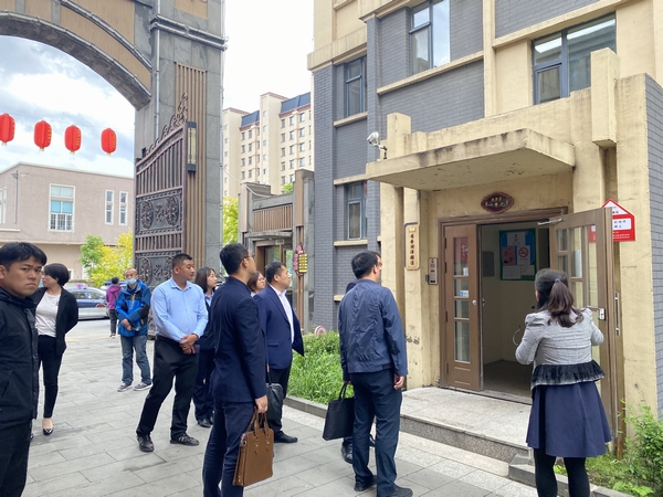 8.评审团参观相识红色物业建设情况.jpg