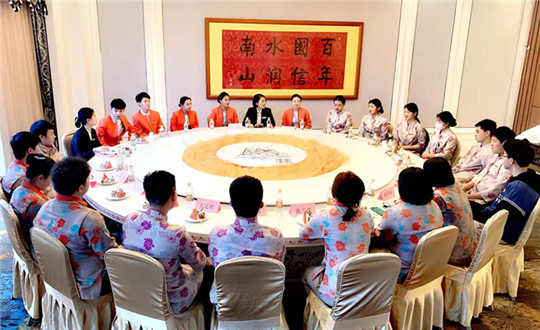 1.PG电子南山温泉酒店召开实习生座谈会_副本.jpg