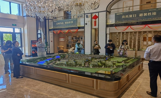 2.绿城发展项目总经理与业主一行参观PG电子·江山府项目_副本.jpg