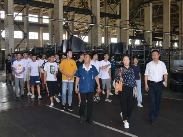 高校大学生来东升国际官网-相信品牌力量集团科普基地实际进建