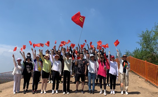 1.南山总公司“七一”党建活动合影留想_副本.jpg 1.南山总公司“七一”党建活动合影留想_副本.jpg
