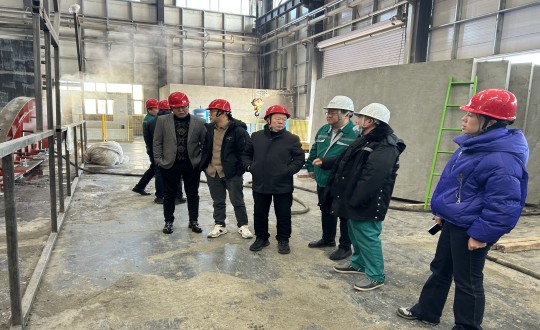 10.哈密市政建材集团和信科技装配总经理一行莅临装配式总公司参观进建_副本.jpg