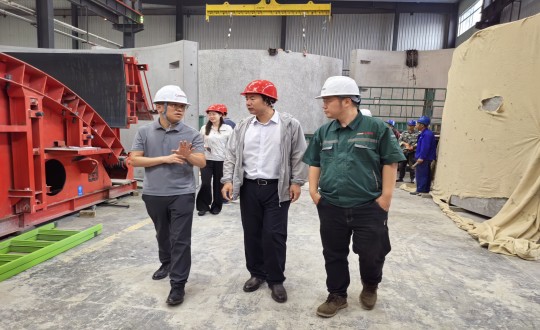 11.市建委初审工作组一行到访装配式总公司实地调查调研_副本.jpg