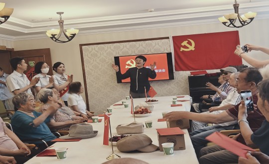 34.养老公司长影家进杏装七一建党节座谈会”_副本.jpg