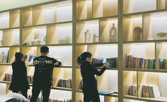 1.工作人员对书籍进行分类上架(需处置下亮度及清澈度)_副本.jpg 1.工作人员对书籍进行分类上架(需处置下亮度及清澈度)_副本.jpg