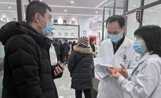 22.医疗公司门诊科进行义诊活动_副本.jpg 22.医疗公司门诊科进行义诊活动_副本.jpg